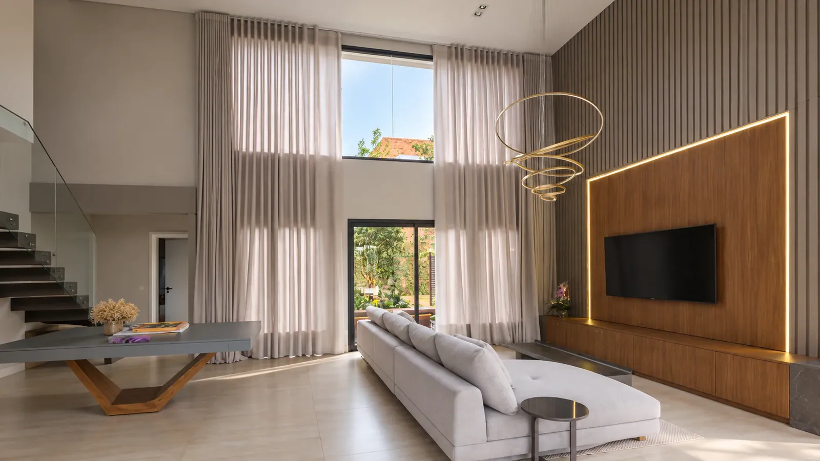 Sala ampla com cortinas do teto ao piso