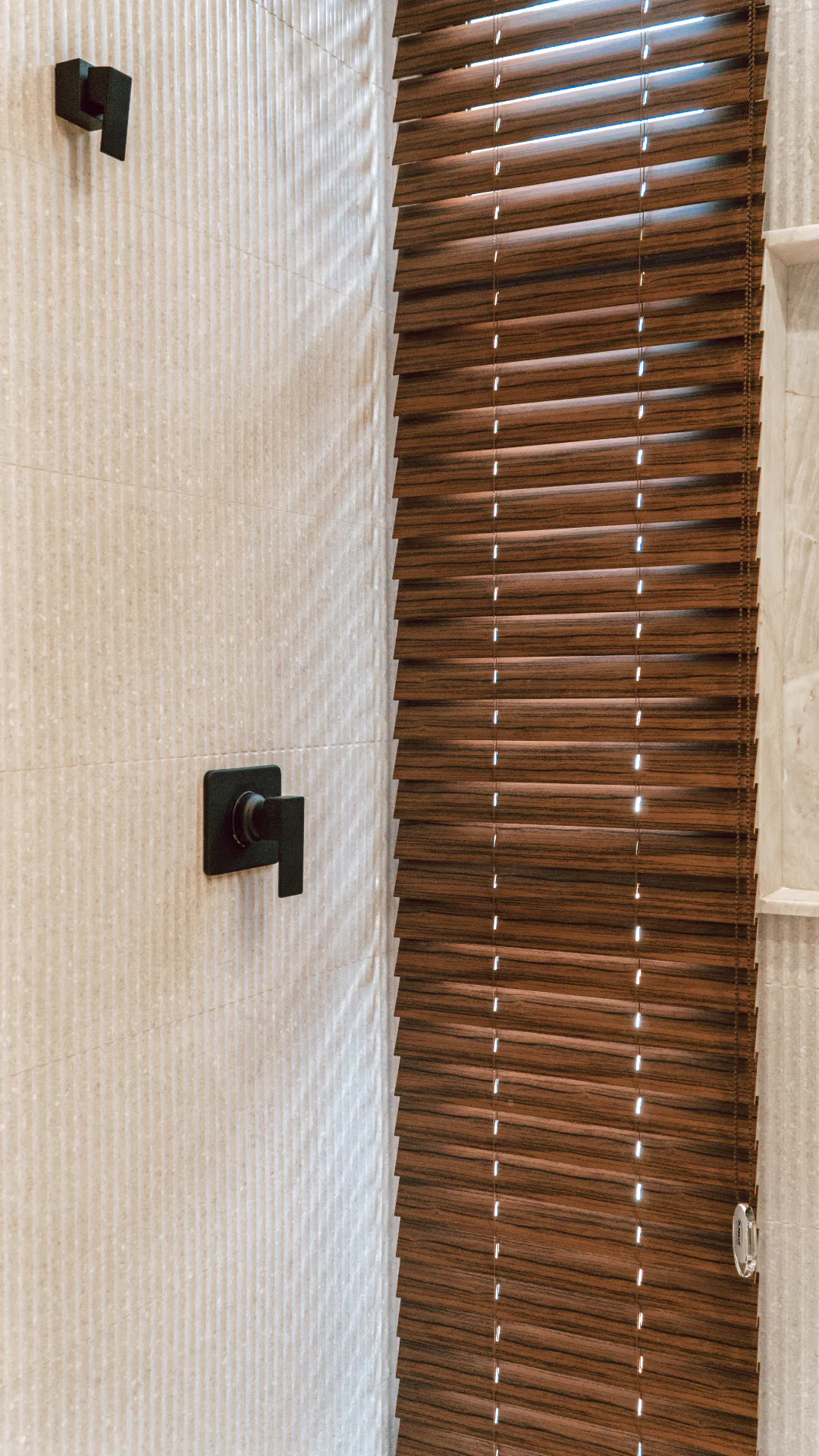 Detalhe de persiana horizontal com acabamento amadeirado