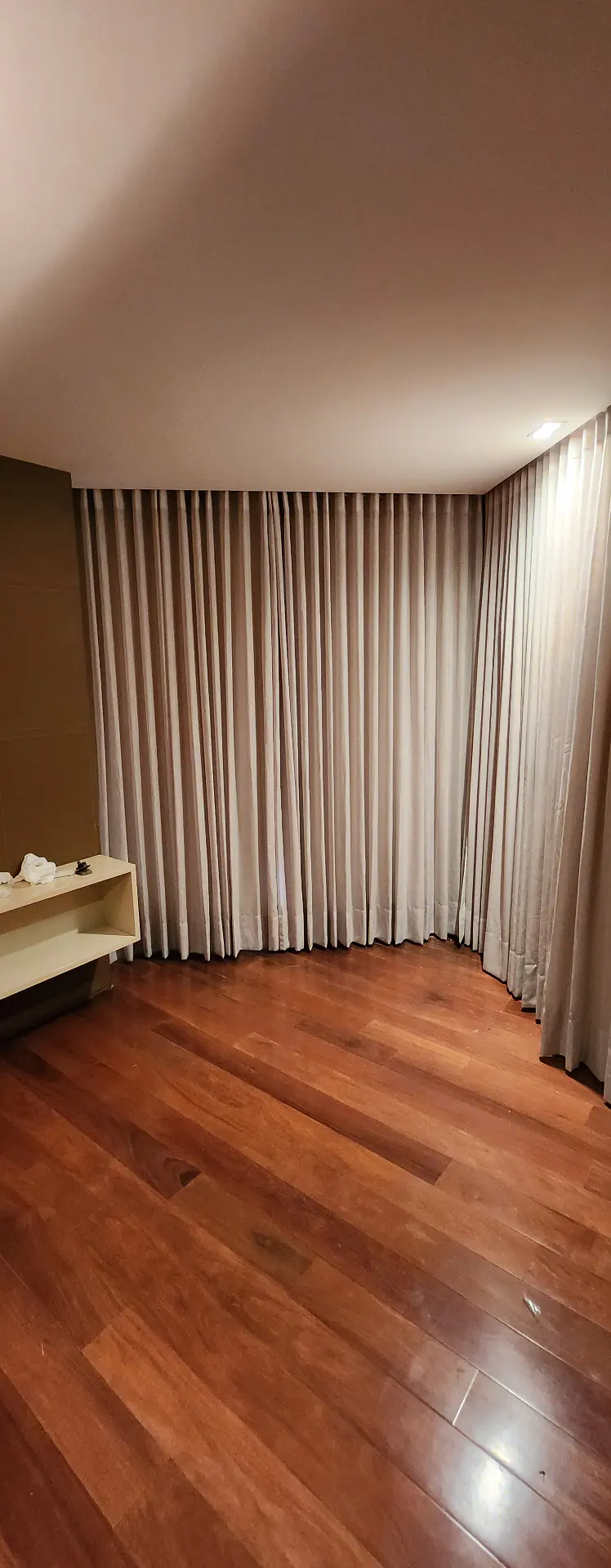 Cortinas com ondas em ambiente com piso de madeira