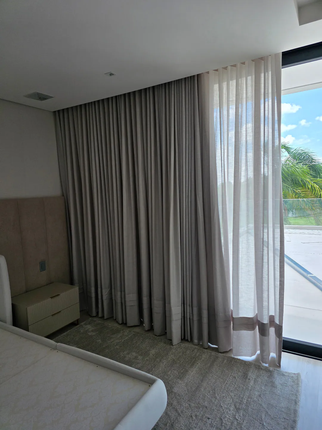 Cortinas em um quarto com porta de vidro