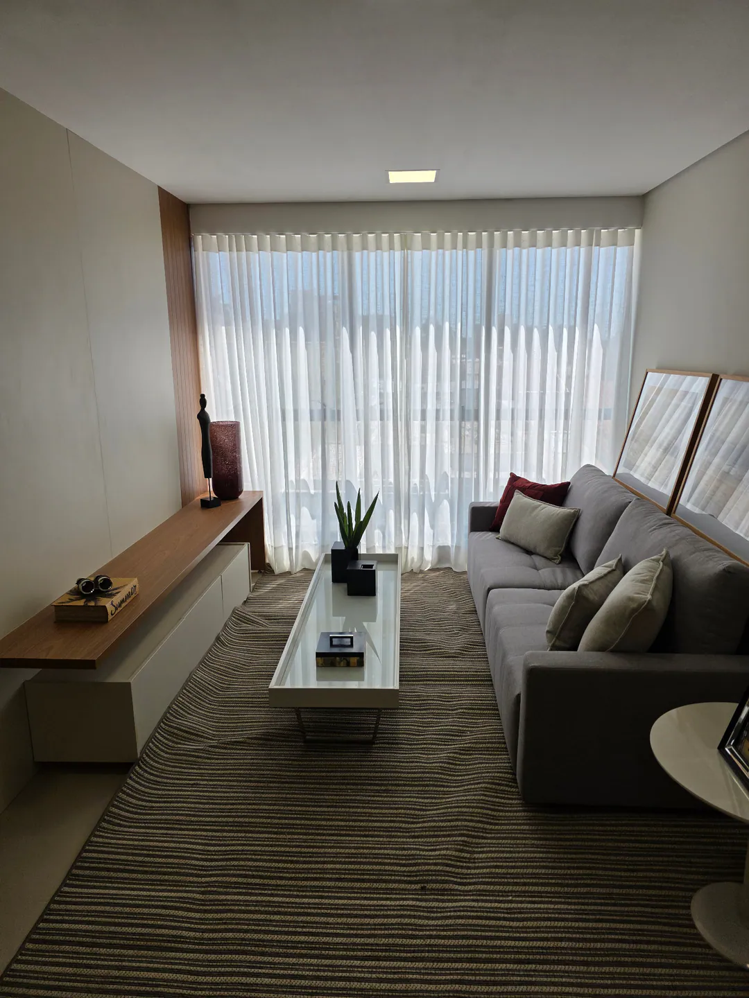 Cortinas leves em uma sala de estar