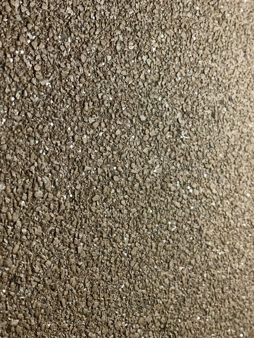 Detalhe de revestimento mineral texturizado