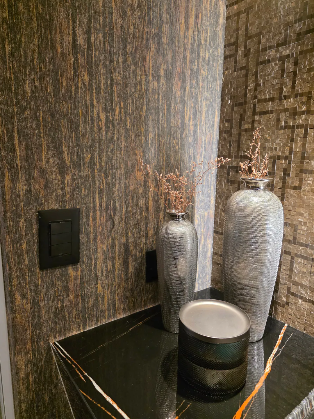 Detalhe do papel de parede junto a bancada de lavabo