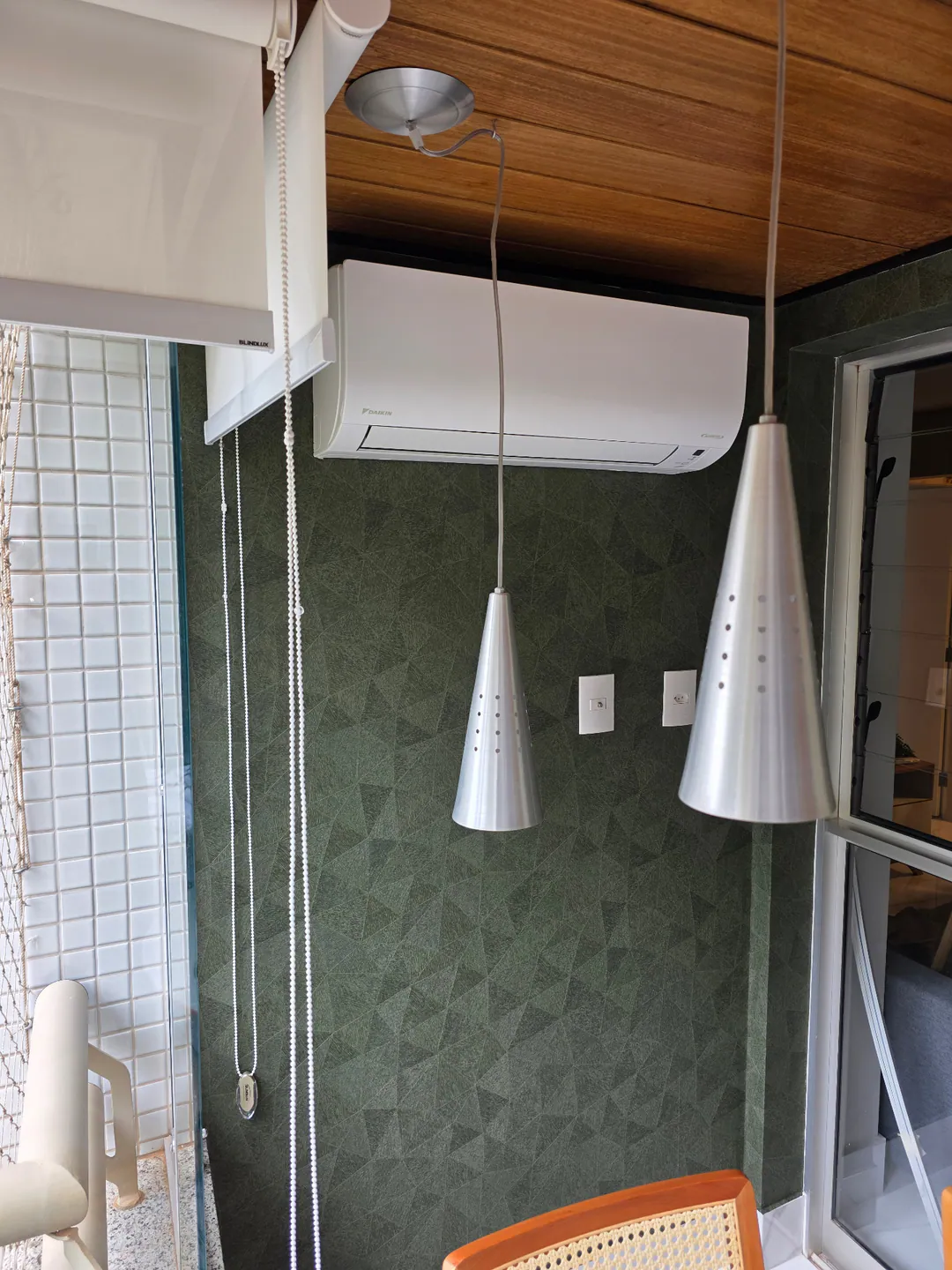 Papel de parede verde junto a uma varanda