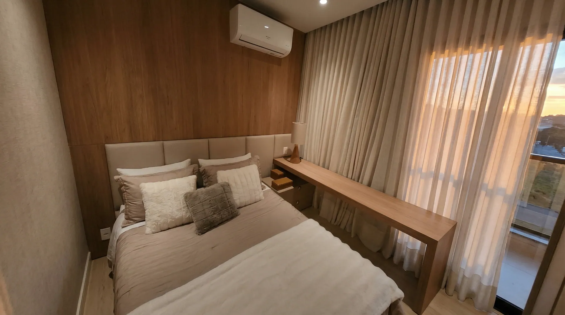 Cabeceira em quarto com cortinas