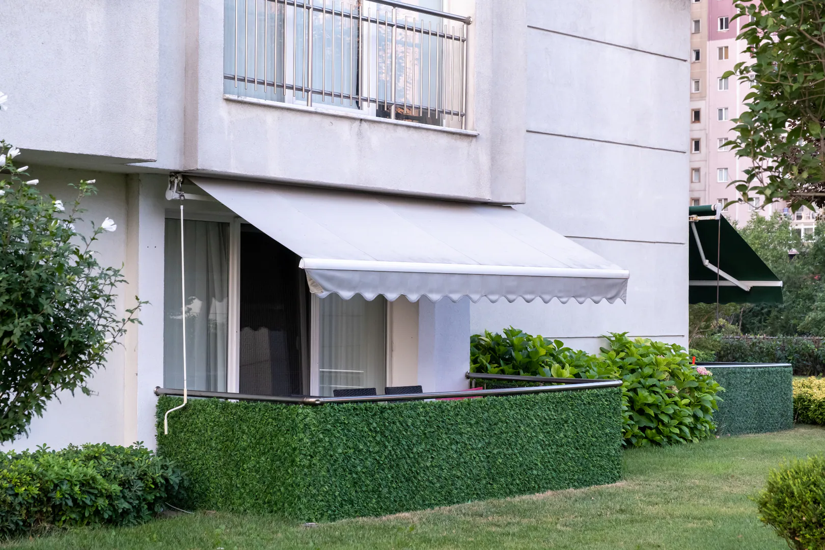 Toldo articulado em fachada residencial