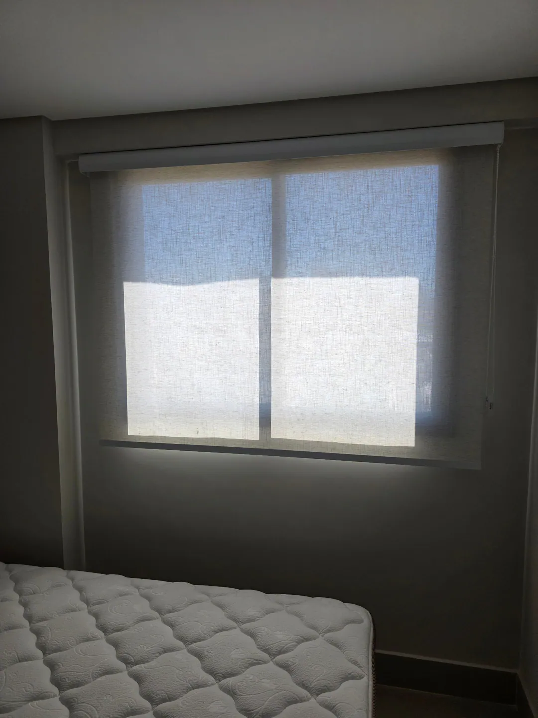Persiana de tecido em um quarto