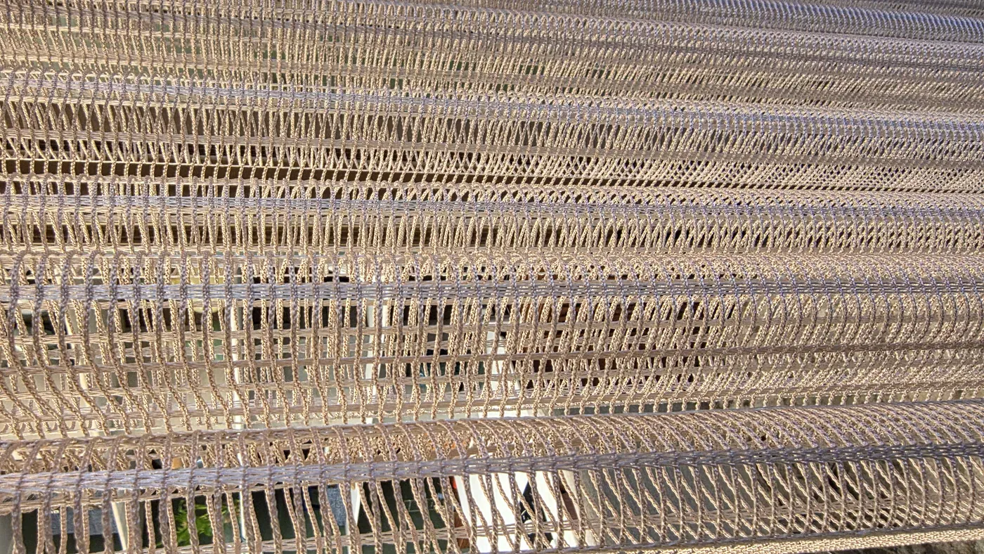 Detalhe da trama de um tecido em tom natural