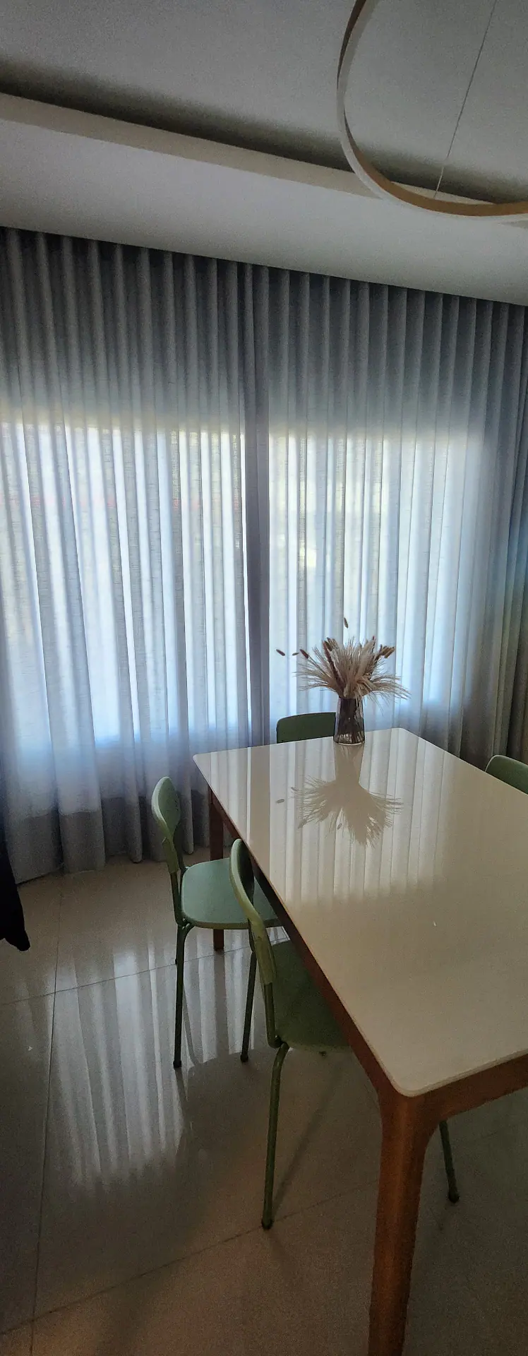 Cortinas leves em uma sala de jantar