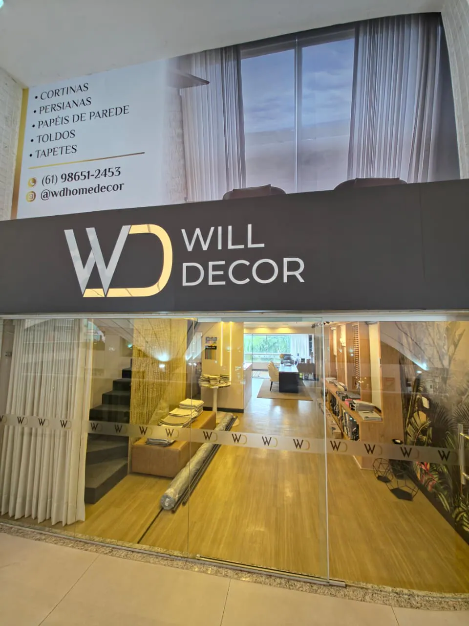 Fachada e interior do showroom Will Decor