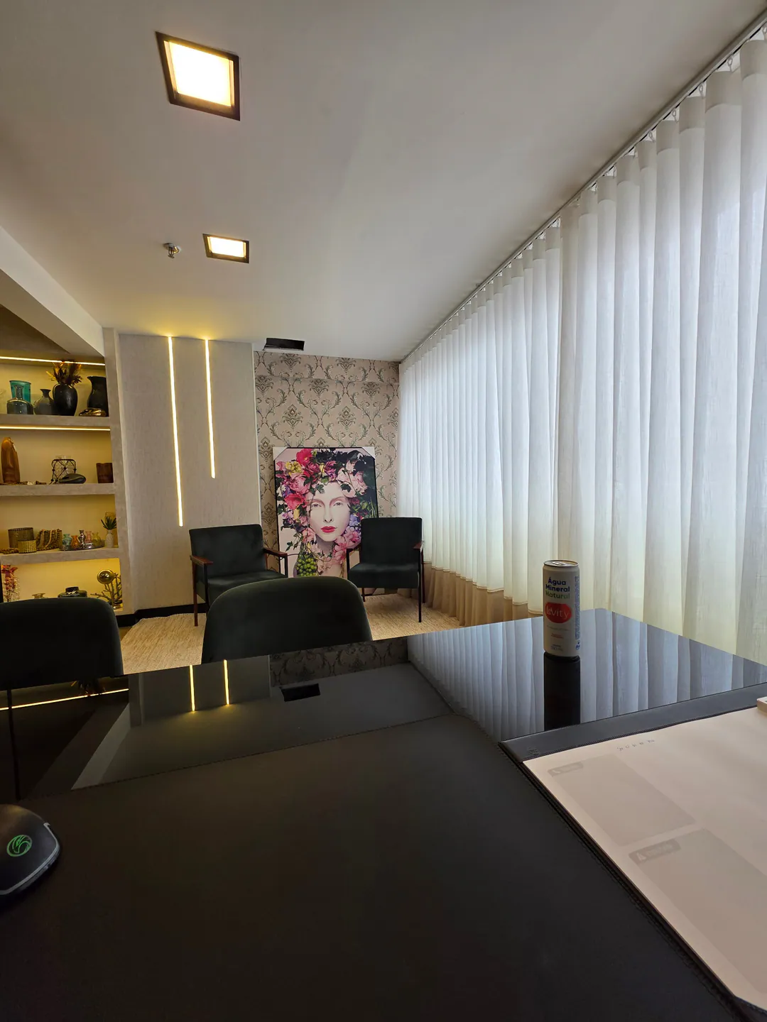 Cortinas leves em ambiente de trabalho