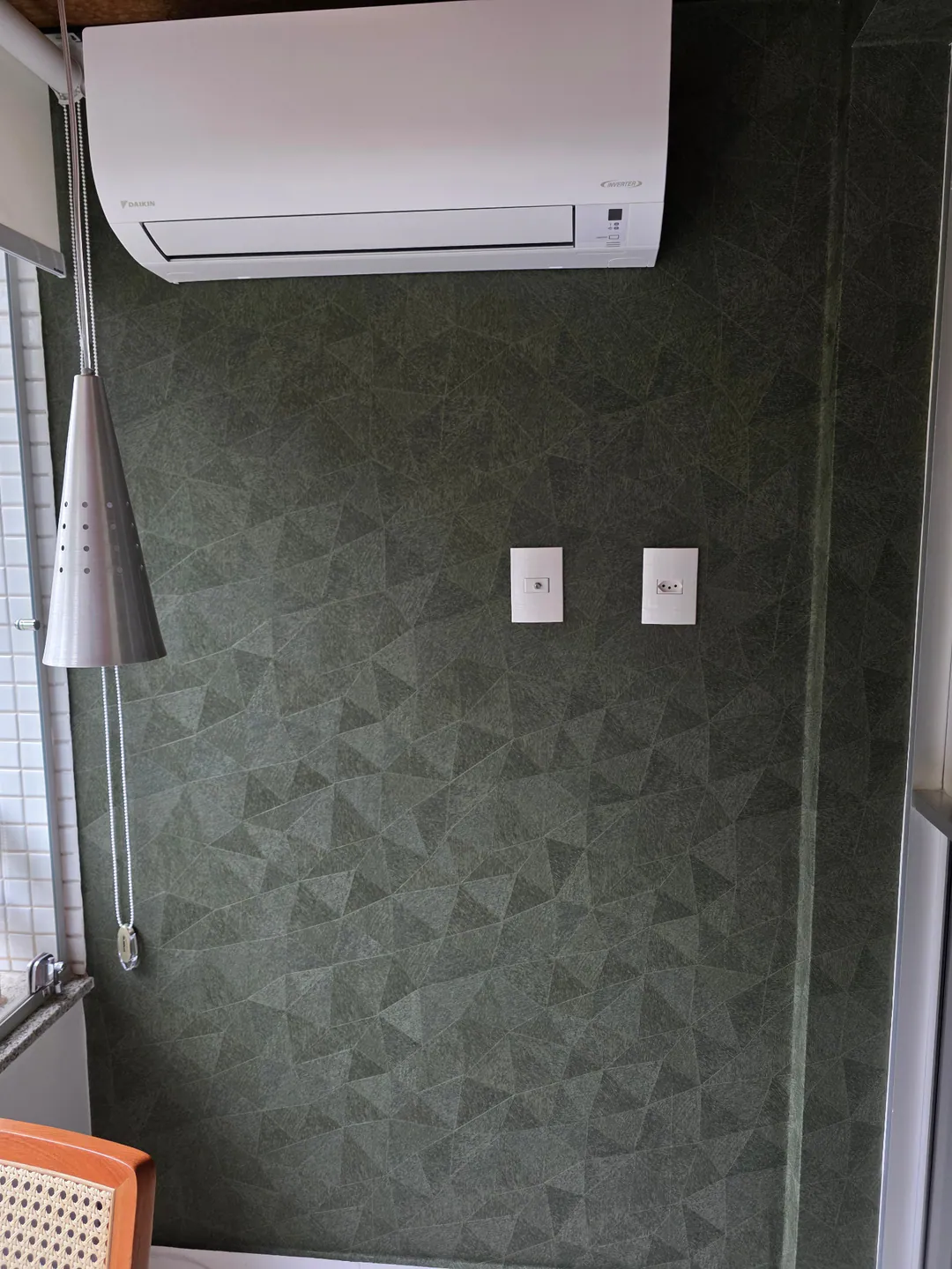 Revestimento verde em parede de ambiente interno