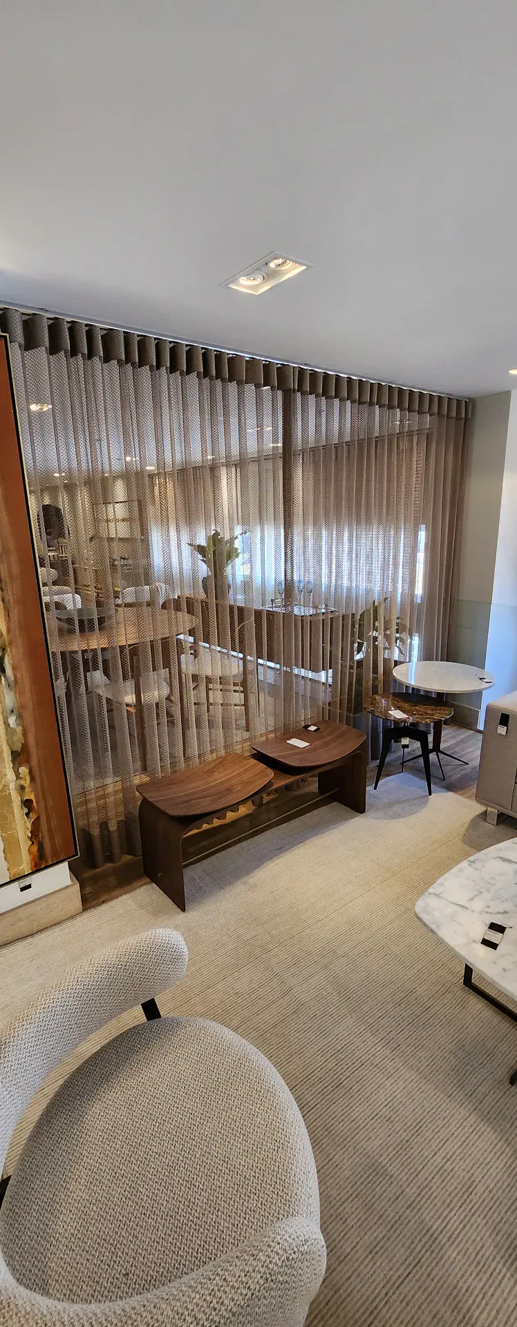 Cortinas leves em uma sala de estar