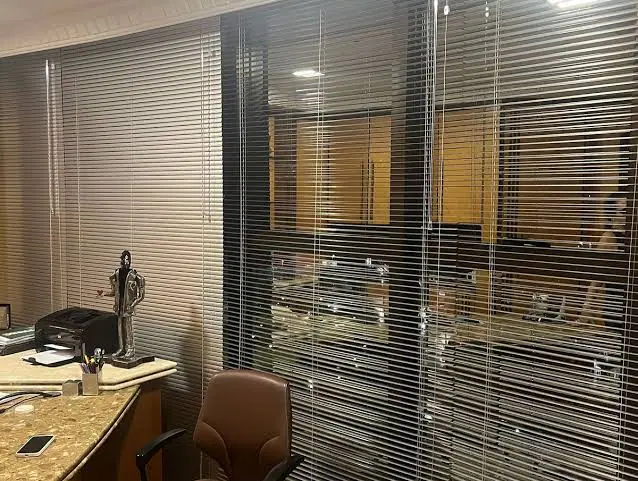 Persiana horizontal em ambiente de trabalho