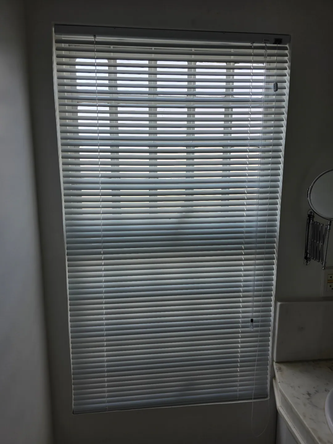 Persiana horizontal em uma porta de vidro