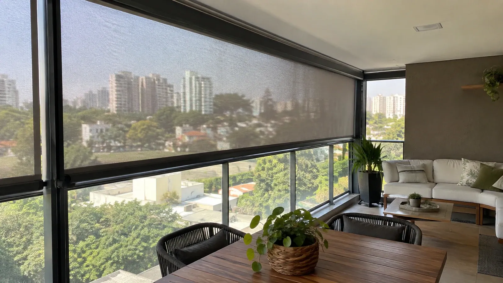 Toldo zíper com tela vertical e guias laterais em varanda