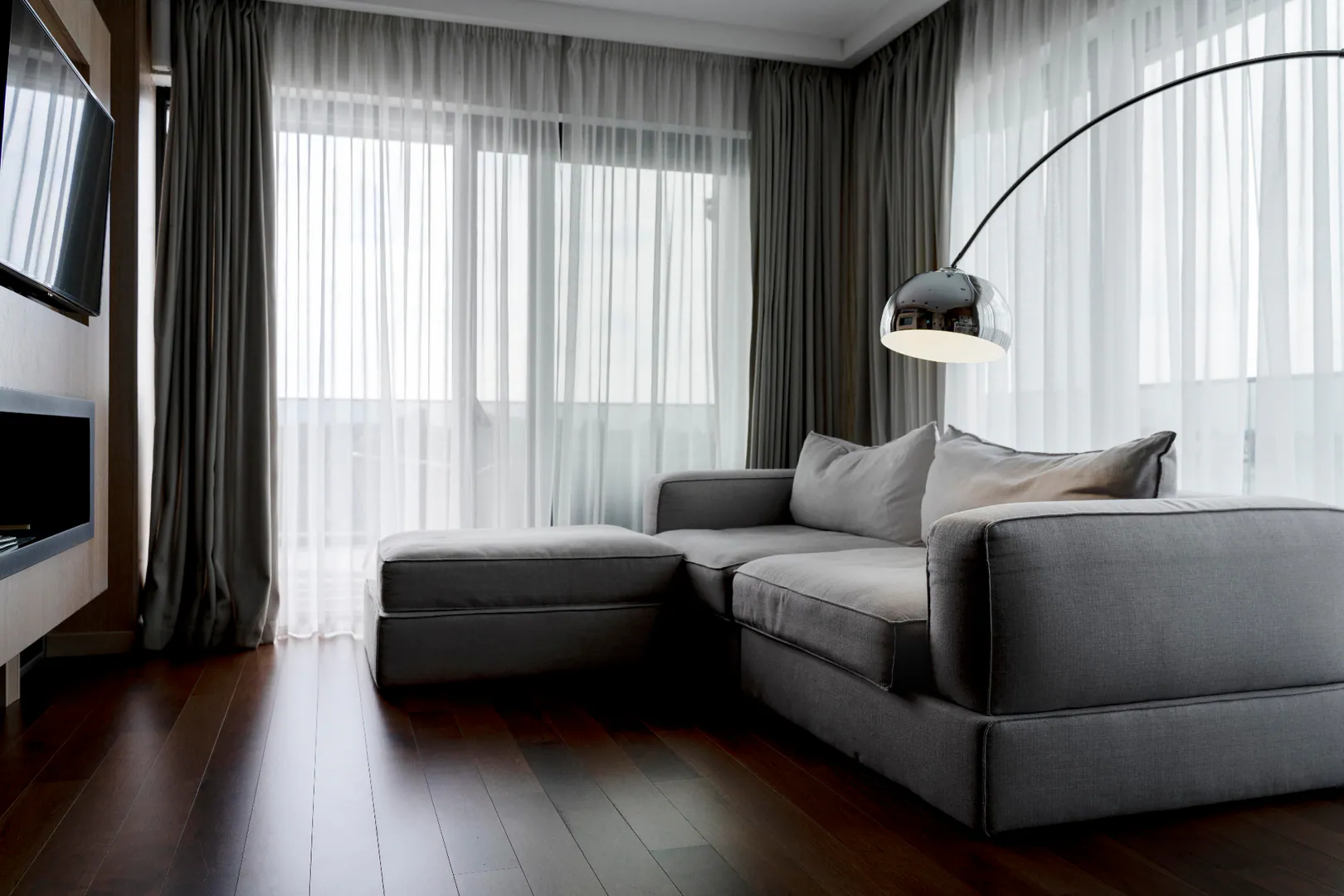 Cortinas claras em uma sala de estar