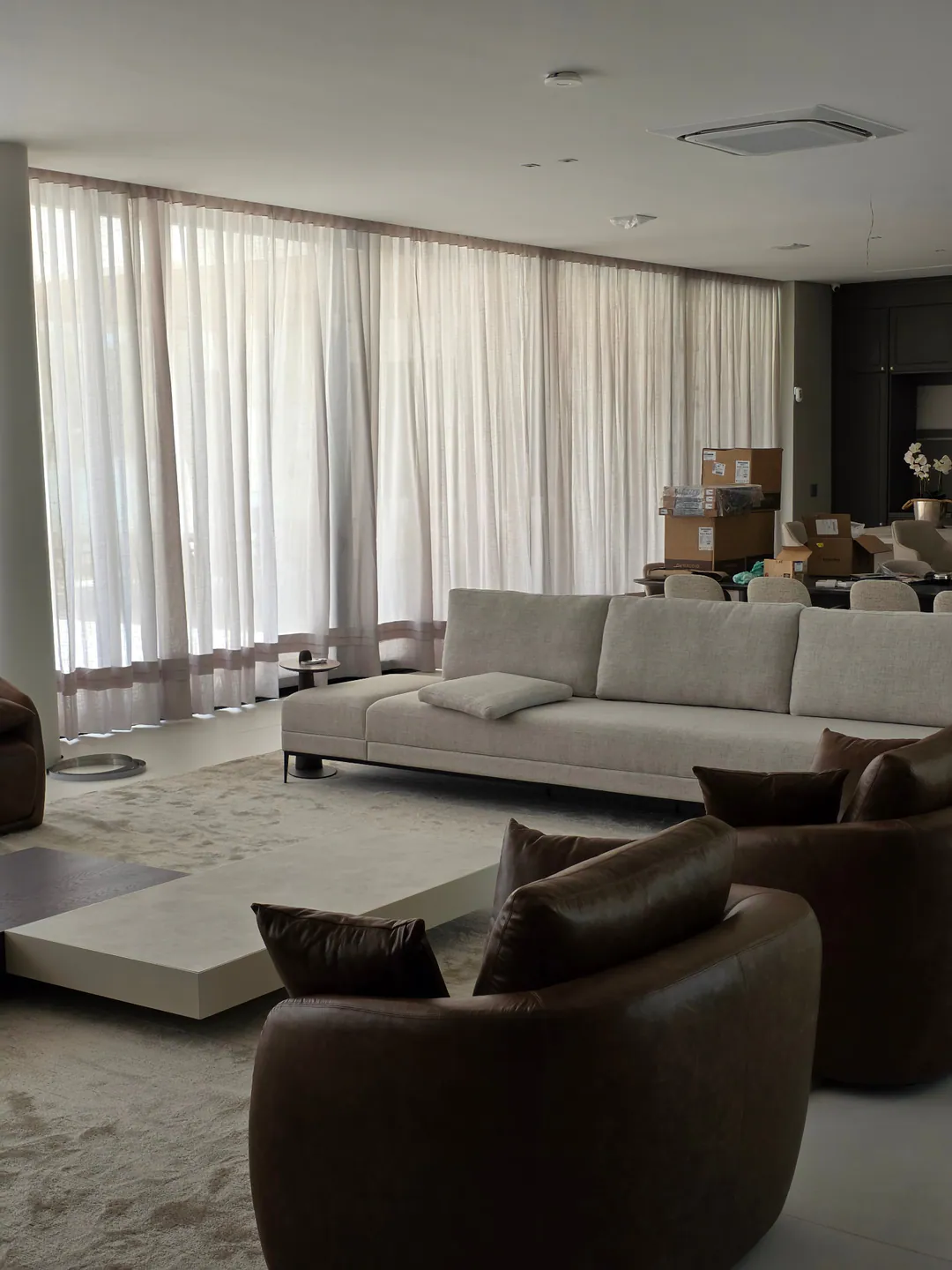 Cortinas leves em uma sala de estar ampla