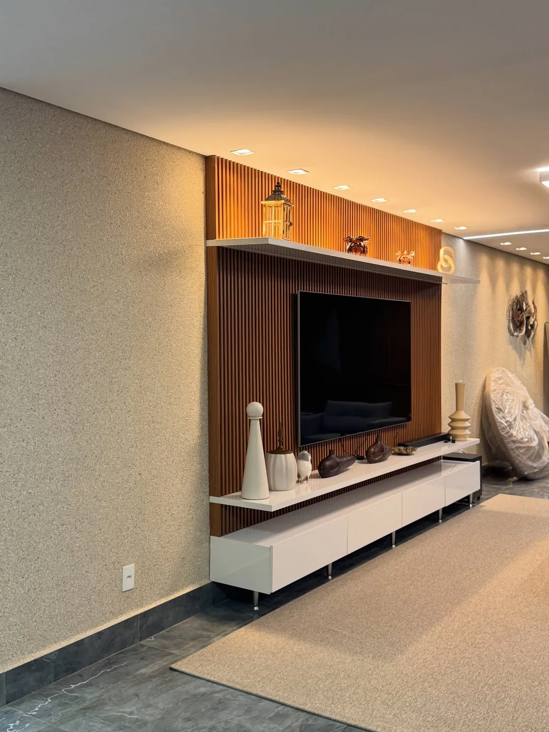 Sala com painel de madeira e papel de parede