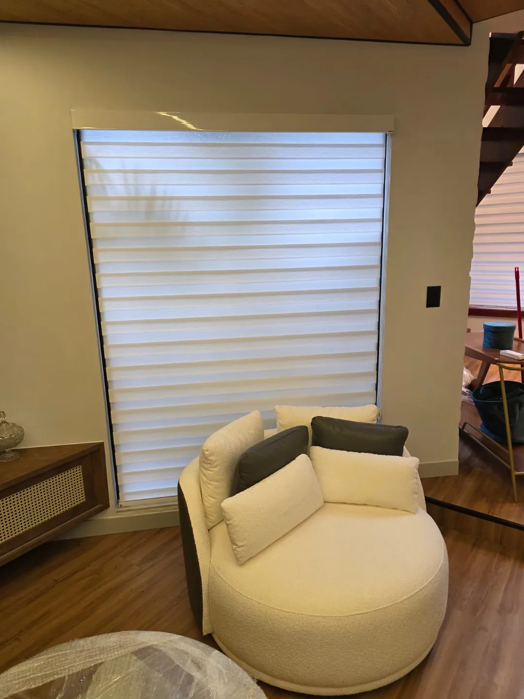 Persiana com faixas horizontais no showroom