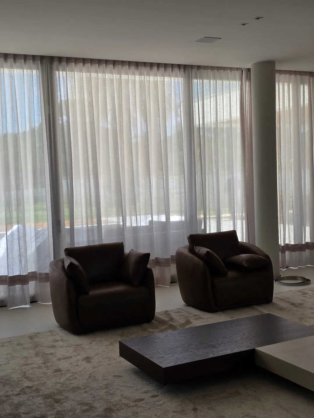 Cortinas leves em sala com poltronas