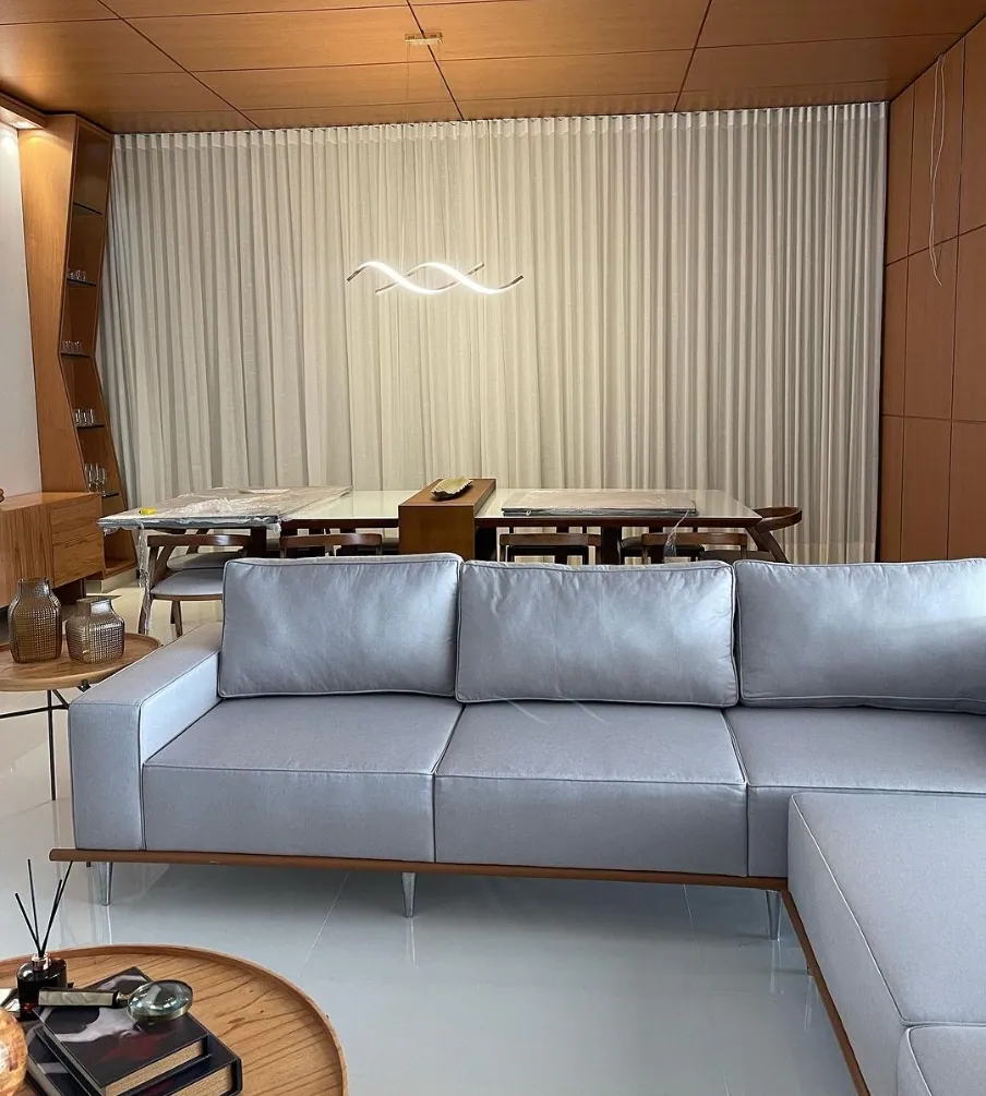 Cortinas leves em uma sala de jantar ampla