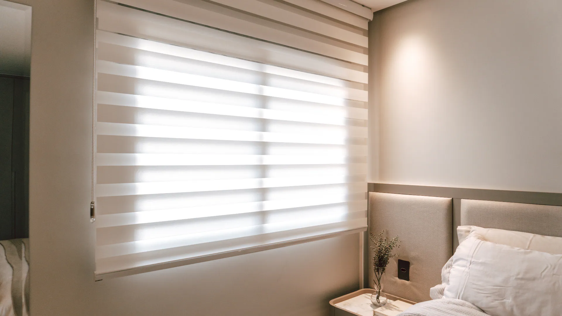 Persiana de faixas alternadas em um quarto