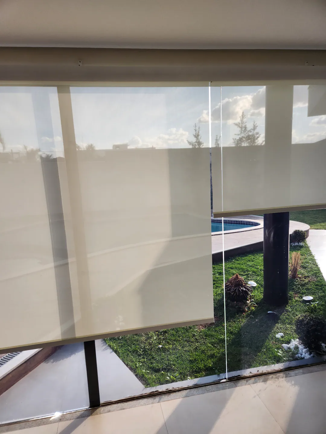 Persiana de tecido em janela voltada para area externa