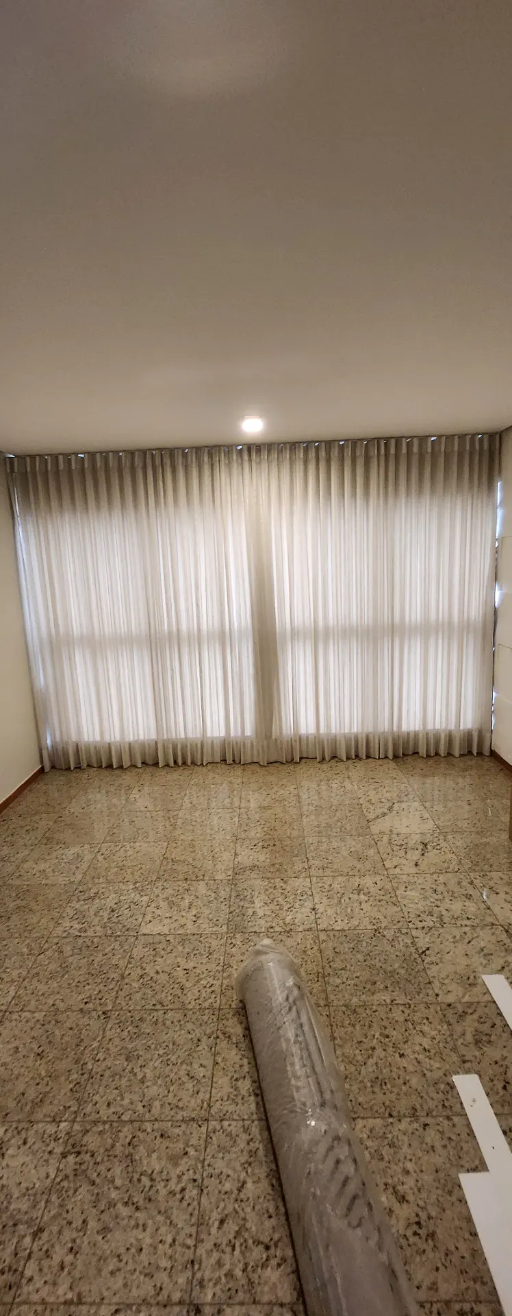 Cortinas leves em uma sala ampla