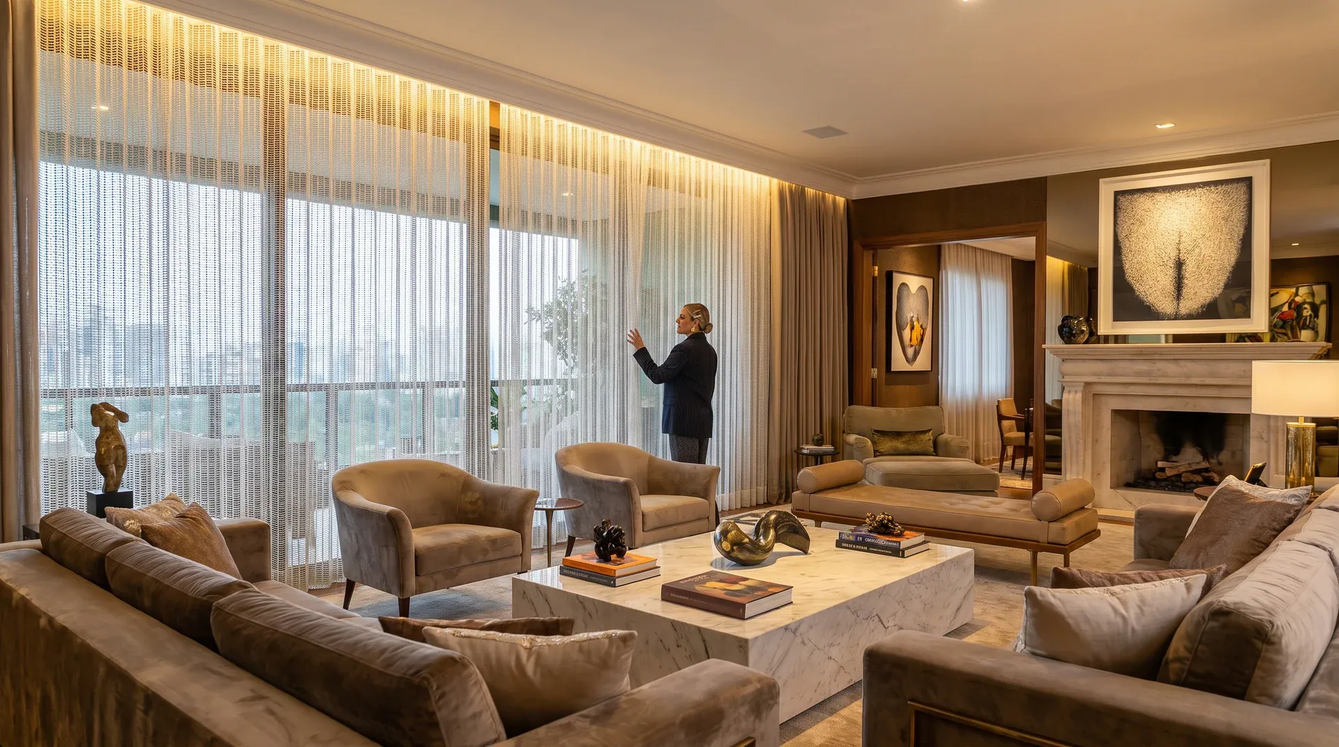 Sala com cortinas e iluminação acolhedora